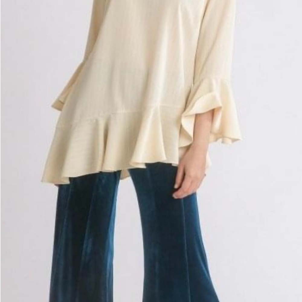 3/4 Sleeve Top with Ruffle Hem. 100% Polyester. Color: Vanilla Size: S, M, L